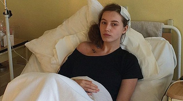 O adolescenta din Polonia s-a trezit in timpul unei operatii pe creier. Ce i-a intrebat pe chirurgi