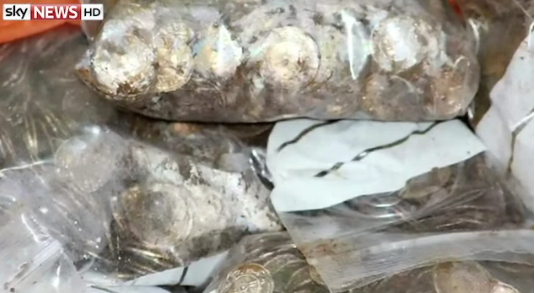 Un vanator de comori a gasit o "avere" in pamant. 5.000 de monede din vremea Anglo-Saxonilor, evaluate la un milion de lire