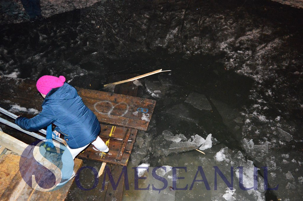 Ancheta a Politiei Cluj, dupa ce mai multe persoane au cazut in apa unui lac transformat in patinoar. VIDEO