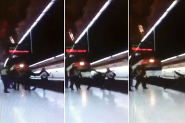Momentul ingrozitor in care un politist este impins in fata metroului, filmat de un calator. VIDEO