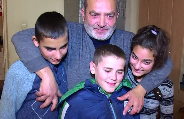 Oamenii cu suflet au facut o minune. Copiii din Valcea, crescuti de tatal bolnav, au primit tot ce aveau nevoie de sarbatori