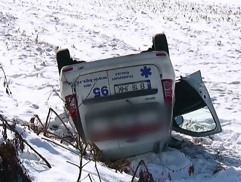 Ambulanta cu patru pacienti, lovita de un sofer baut. Din fericire, bolnavii nu au fost grav raniti