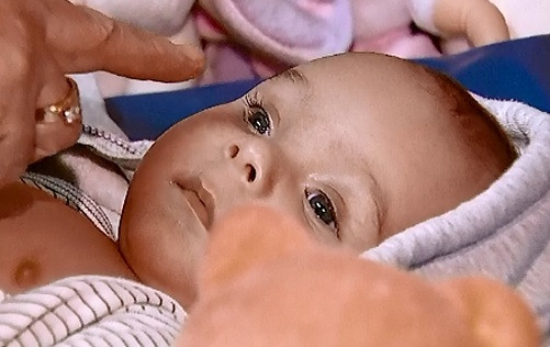 Petru, bebelusul care i-a cucerit pe telespectatorii ProTV, poate sa vada. Interventia in SUA, un miracol medical