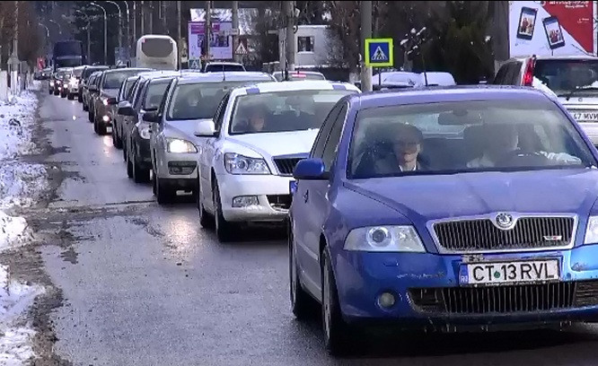 15.000 de masini au trecut prin Sinaia. A fost atat de aglomerat incat politia a permis accesul in Poiana doar cu autobuzul