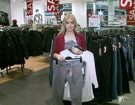 Magazinele au taiat din preturi, desi nu a inceput sezonul reducerilor. Cum te pot pacali reclamele si etichetele