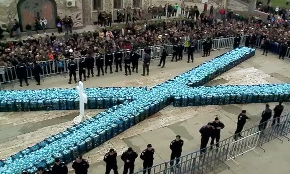 130.000 de sticle cu apa sfintita, pregatite de Boboteaza la malul marii. Zeci de voluntari dau o mana de ajutor