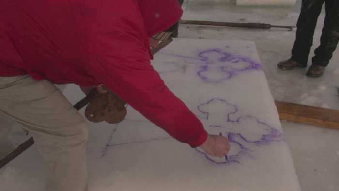 Traditie veche de 150 de ani, reinviata in Bucovina. Localnicii sculpteaza cruci din gheata lacurilor din zona