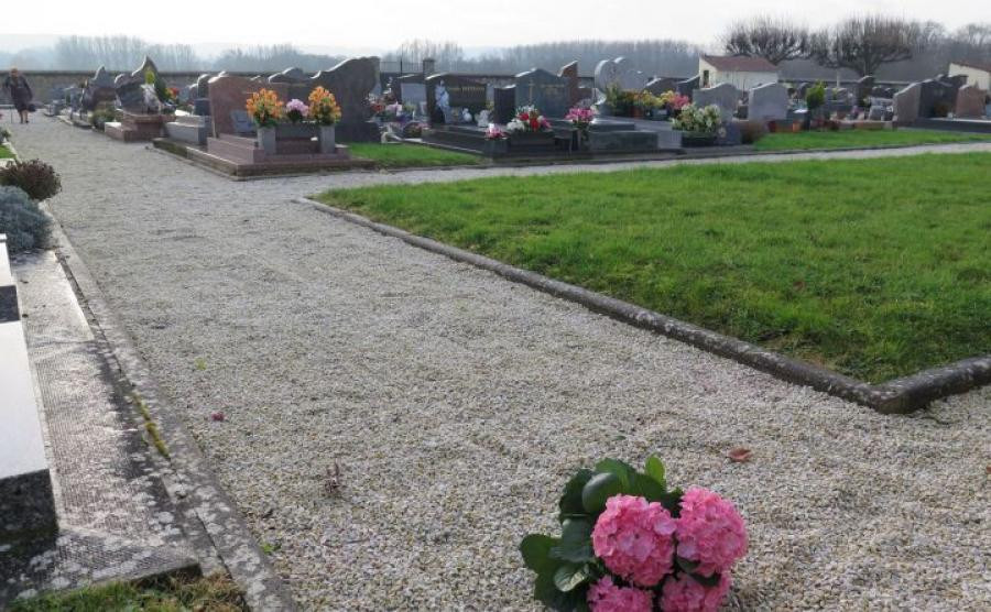 Reactia francezilor dupa refuzul unui primar de a ingropa un bebelus rom: "Suntem scarbiti". Cine sunt parintii fetitei