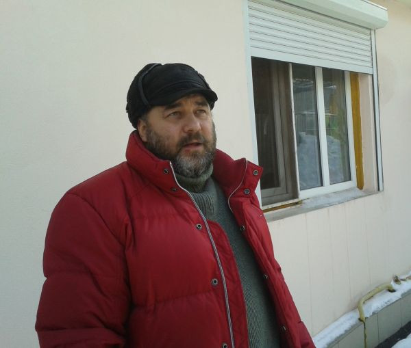 Un barbat din Galati sustine ca ar fi fost batut si amenintat de vecini pentru ca a deszapezit un drum