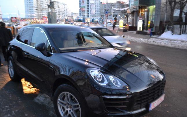 Defilarea limuzinelor de lux la ceremonia de inscaunare ca arhiepiscop a lui Ioachim Bacauanul. FOTO