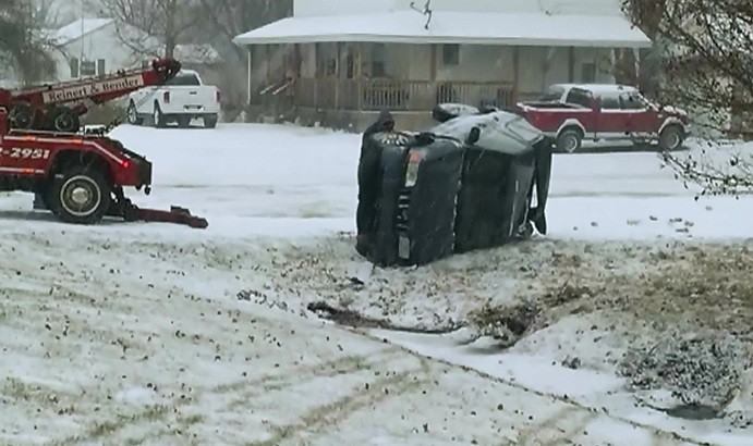 Statul american Texas, acoperit de zapezi. Accidentele in lant dau batai de cap politistilor