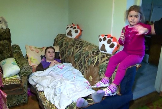 Telespectatorii ProTv le-au facut sarbatorile fericite celor trei frati din Maramures. Cum puteti sa o ajutati pe mama lor