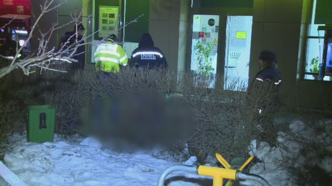 Parasit de nevasta si dat afara de la serviciu, un barbat s-a aruncat de la etaj. Mama lui, martora la intreaga scena