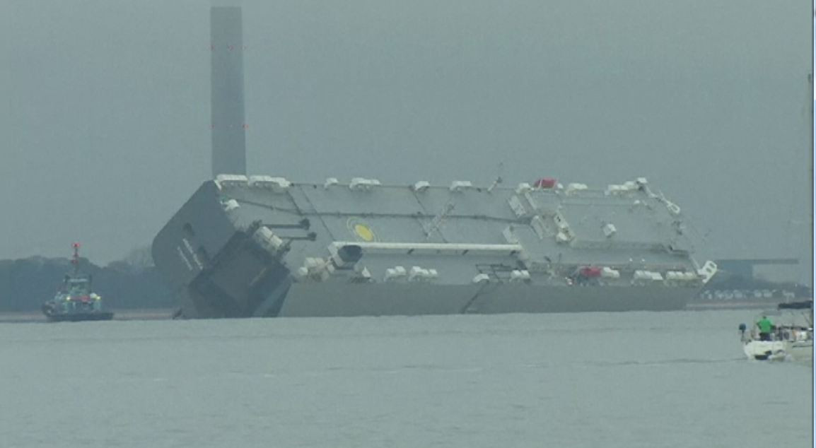 Nava din Singapore cu 1.400 de masini la bord, esuata intentionat. Explicatia data de directorul companiei maritime