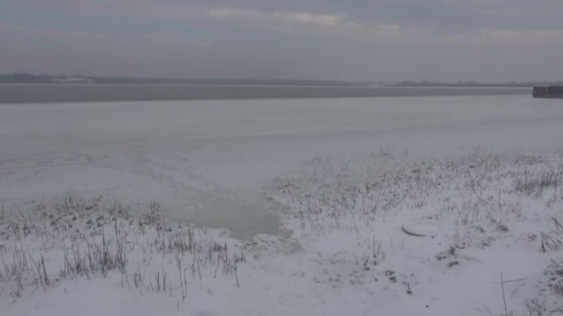 Lacul Sarat din Braila a inghetat bocna. Cum explica specialistii fenomenul