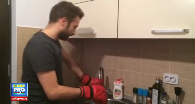 Barbatii adevarati isi spala singuri vasele! Chiar si cu manusi de box! Intra in cea mai tare competitie din aceasta iarna