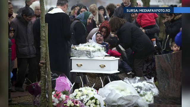 Fetita roma, al carei caz a starnit un scandal imens in Franta, a fost inmormantata. Mesajul scris pe cladirea primariei