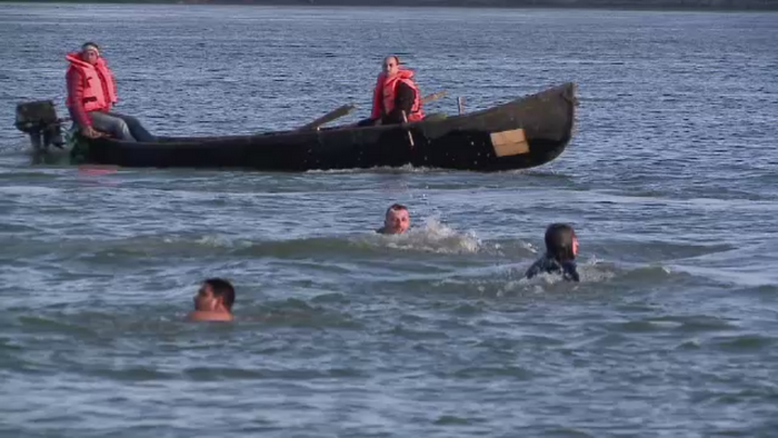 Patriarhia Romana s-a pregatit pentru Boboteaza. La Constanta, tinerii au inotat dupa crucile de lemn aruncate in Dunare