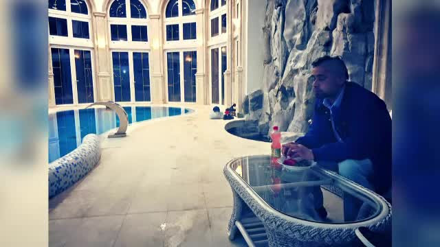 Un om al strazii a ajuns de Sarbatori in piscina lui Victoras Micula. Ce mesaj a publicat apoi pe Facebook fiul de milionar
