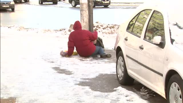 Ce amenda riscati daca nu ati indepartat gheata si zapada din fata casei. Sute de oameni au ajuns din aceasta cauza la spital