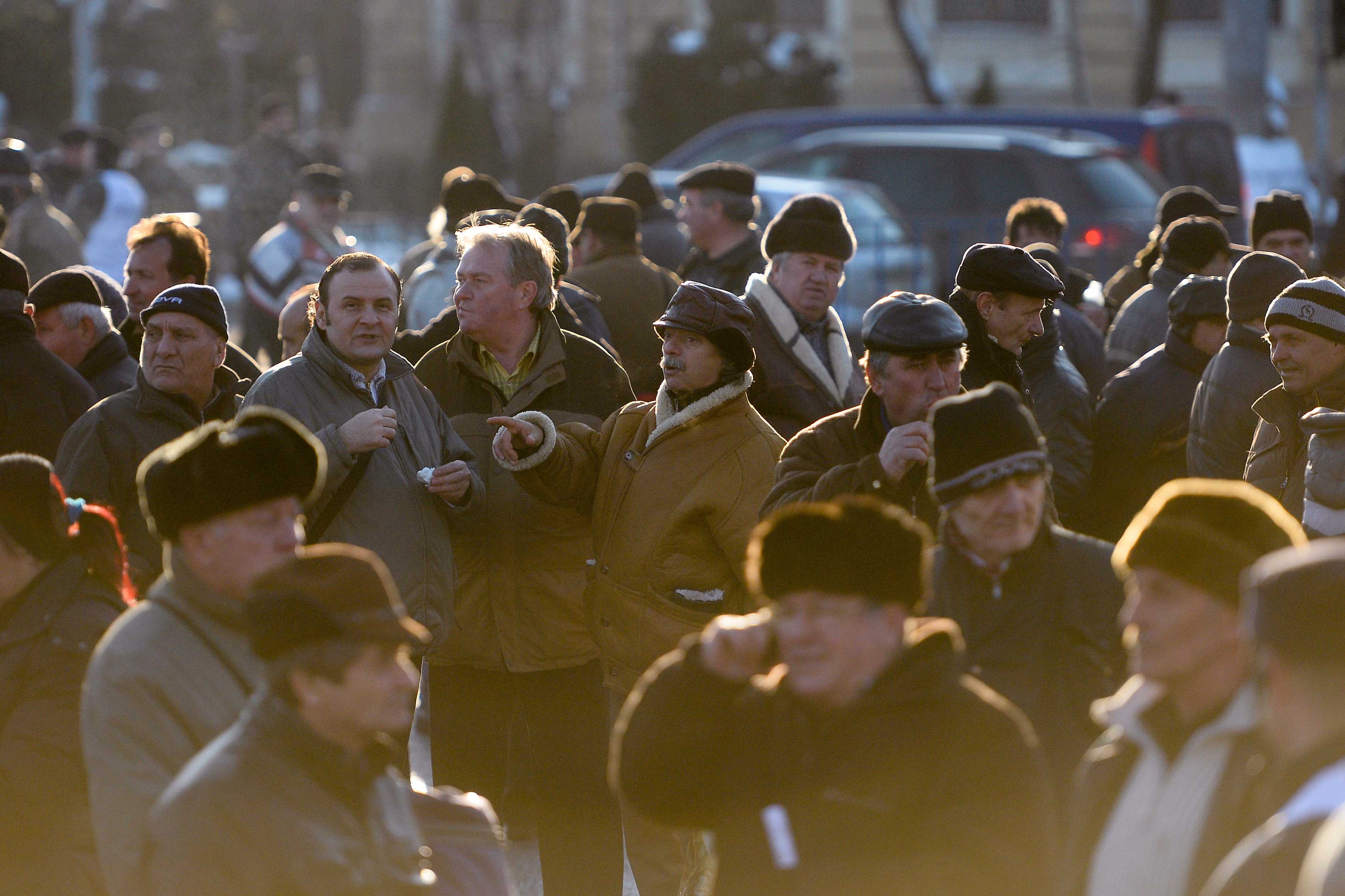 Protestul revolutionarilor de la sediul Guvernului s-a incheiat. Acestia au spus ca se vor intoarce marti