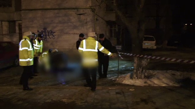 O tanara de 26 de ani din Botosani a murit, dupa ce a cazut de pe acoperisul blocului. Politistii banuiesc ca s-a sinucis