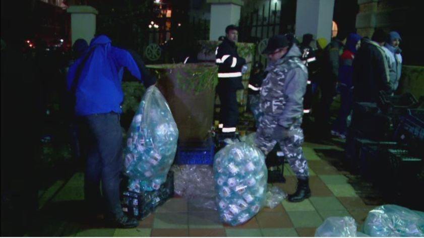 TRADITII SI OBICEIURI DE BOBOTEAZA. La malul marii zeci de voluntari au umplut 130.000 de sticle cu apa sfintita