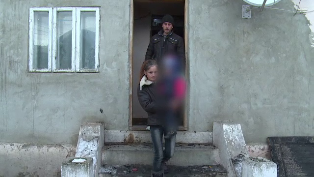 Gest impresionant al unei femei din Dambovita. A primit in casa ei o familie care a ramas pe drumuri in urma unui incendiu