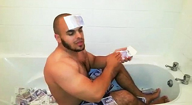 "Taranul cu Maserati", tinta glumelor pe DailyMail. Romanul a facut "baie" intr-o cada plina cu bani