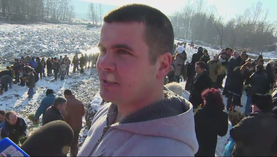 BOBOTEAZA. Povestea tanarului de 28 de ani din Gorj, care a prins pentru a sasea oara consecutiv crucea aruncata in apa
