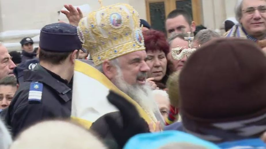 BOBOTEAZA. In Capitala apa a fost sfintita chiar de Patriarhul Daniel. Mii de oameni au stat la coada pentru o sticla