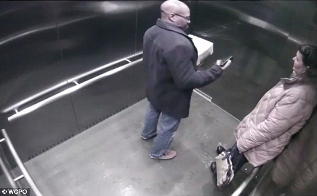 Momentul in care un politist s-a impuscat, din greseala, in stomac, surprins de CAMERA. Cum s-a petrecut incidentul. VIDEO