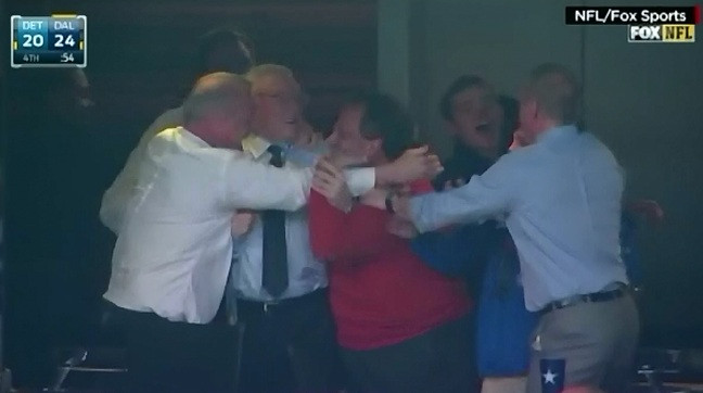 Guvernatorul statului New Jersey a ajuns de rasul lumii. A vrut sa isi imbratiseze colegul de tribuna, insa a esuat