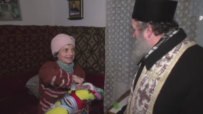 Fetita venita pe lume dupa un travaliu de 18 ore in nameti a ajuns acasa. O echipa Stirile ProTV a ajutat la salvarea mamei