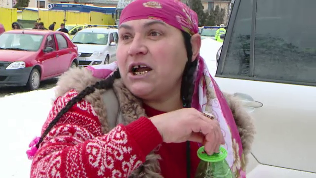 "Am luat 10 kile de aghiasma, ca sa fie bine". Obiceiuri bizare de Boboteaza, cu masini si bijuterii stropite cu apa sfintita