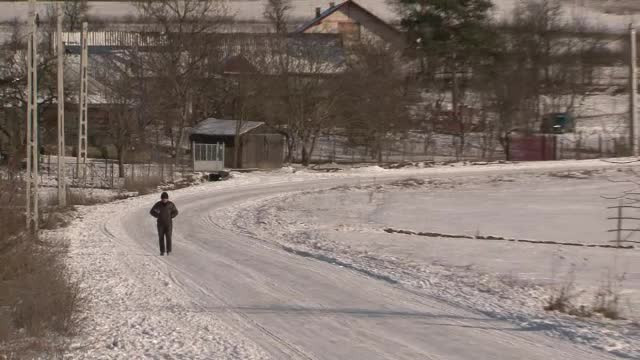 Povestea romanului care s-a mutat in Austria pentru ca a obosit sa mearga pe jos. Ce inseamna in Romania "transport in comun"