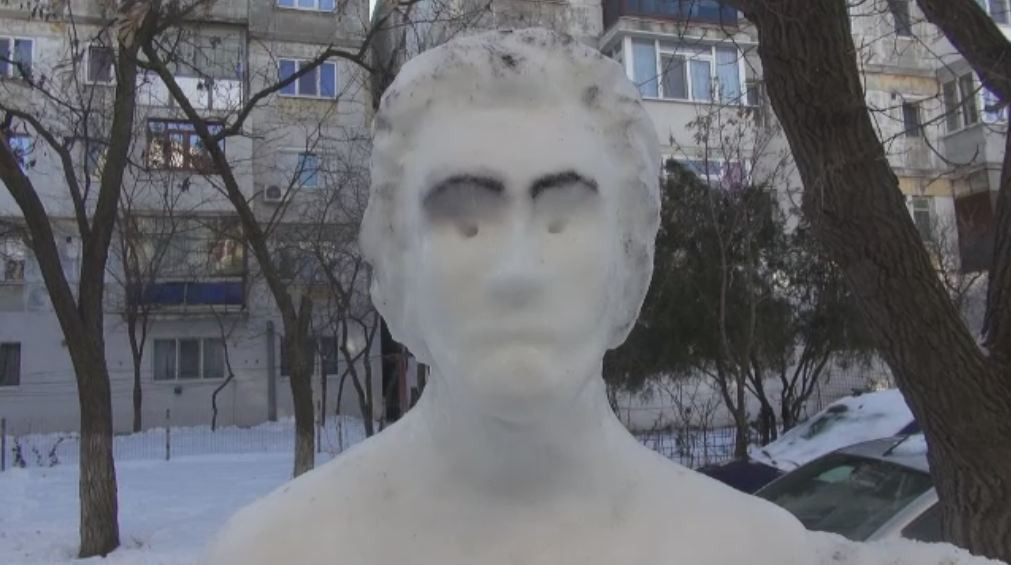 Povestea tamplarului din Galati cu o pasiune mai putin obisnuita. Cum arata omul de zapada pe care il face in fiecare an