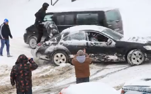 Cum si-a scos un sofer Mercedesul din zapada, in Sibiu. Toata lumea s-a oprit sa-l filmeze. VIDEO