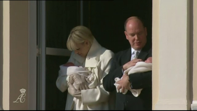 Gemenii familiei regale din Monaco si-au facut debutul public. Filmul zilei in care s-a decretat sarbatoare nationala