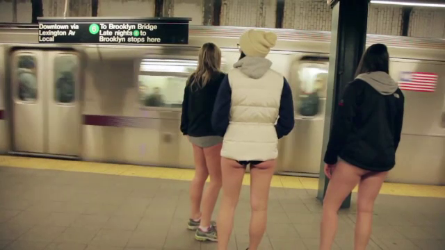 "Fara pantaloni la metrou", eveniment organizat prima data la Bucuresti. Reactia Metrorex