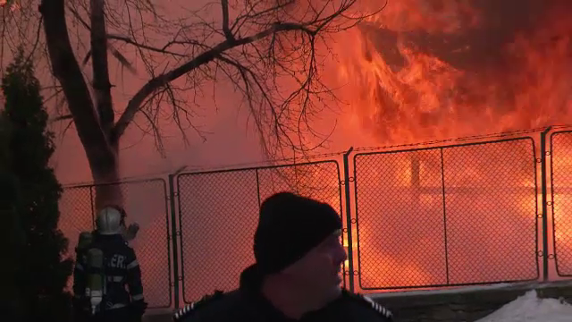 Un incendiu devastator a mistuit cladirea Arhiepiscopiei Sucevei si Radautilor si sediul Seminarului Teologic