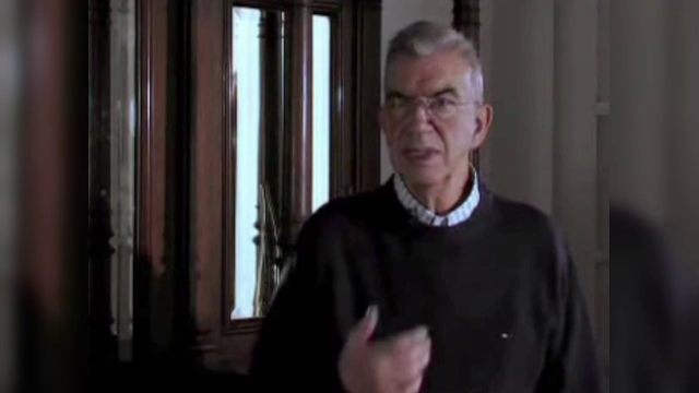 Scriitorul Menis Koumandareas ar fi fost ucis de doi romani pentru 150.000 de dolari. Suspectii, retinuti de politia elena