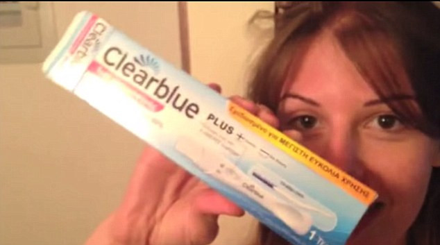 Un nou trend pe YouTube. Mii de femei se filmeaza in timp ce fac un test de sarcina si fanii afla rezultatul inaintea sotilor