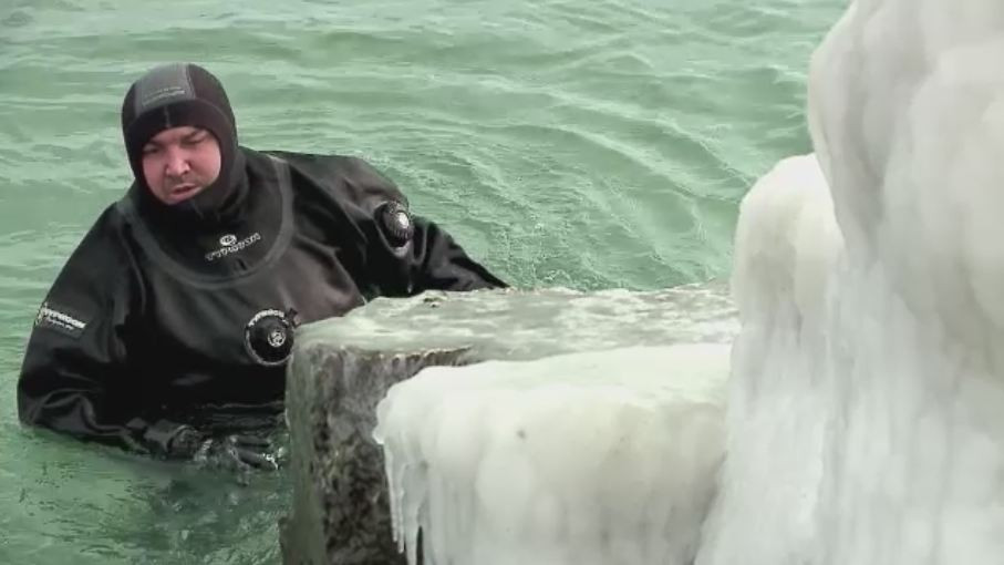 Studentul de 21 de ani, care s-ar fi aruncat in mare, cautat cu un sonar. Mesajul de adio pe care i l-a trimis tatalui sau