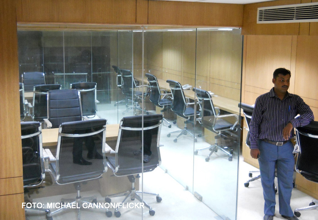 Un bugetar a fost concediat dupa ce a chiulit de la serviciu un sfert de secol. A fost nevoie sa intervina un ministru