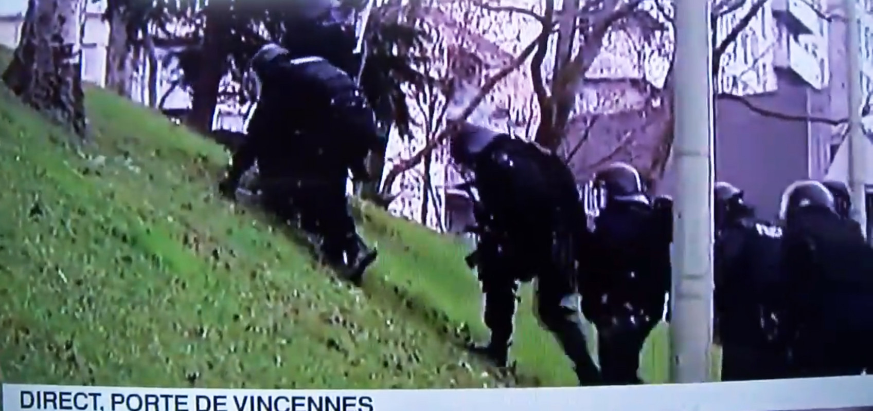 Imagini virale cu interventia politistilor francezi. Un spatiu verde i-a impedicat sa ajunga la locul luarii de ostatici