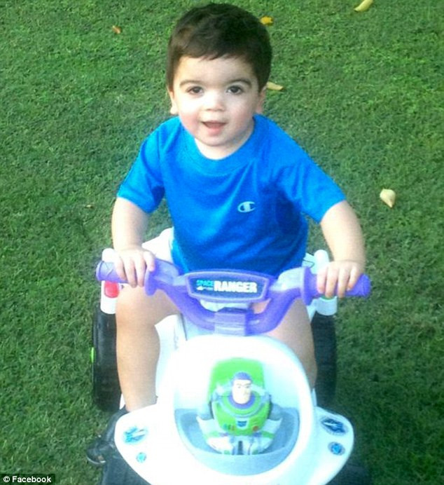 Copil de 2 ani gasit singur in casa, alaturi de cadavrele parintilor sai. Ce s-a intamplat