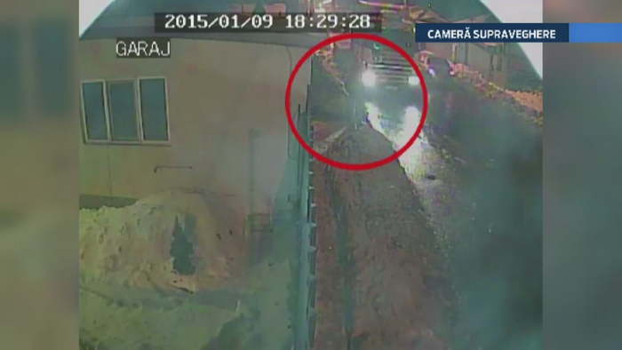 Un barbat din Galati a ajuns in stare grava la spital, dupa ce a fost lovit de o remorca. IMAGINI CAMERA DE SUPRAVEGHERE