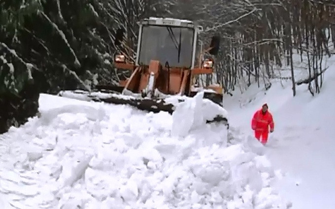 Avalansele au dat batai de cap autoritatilor din Maramures si Baia Mare. Un autocar cu sportivi, blocat ore bune in nameti