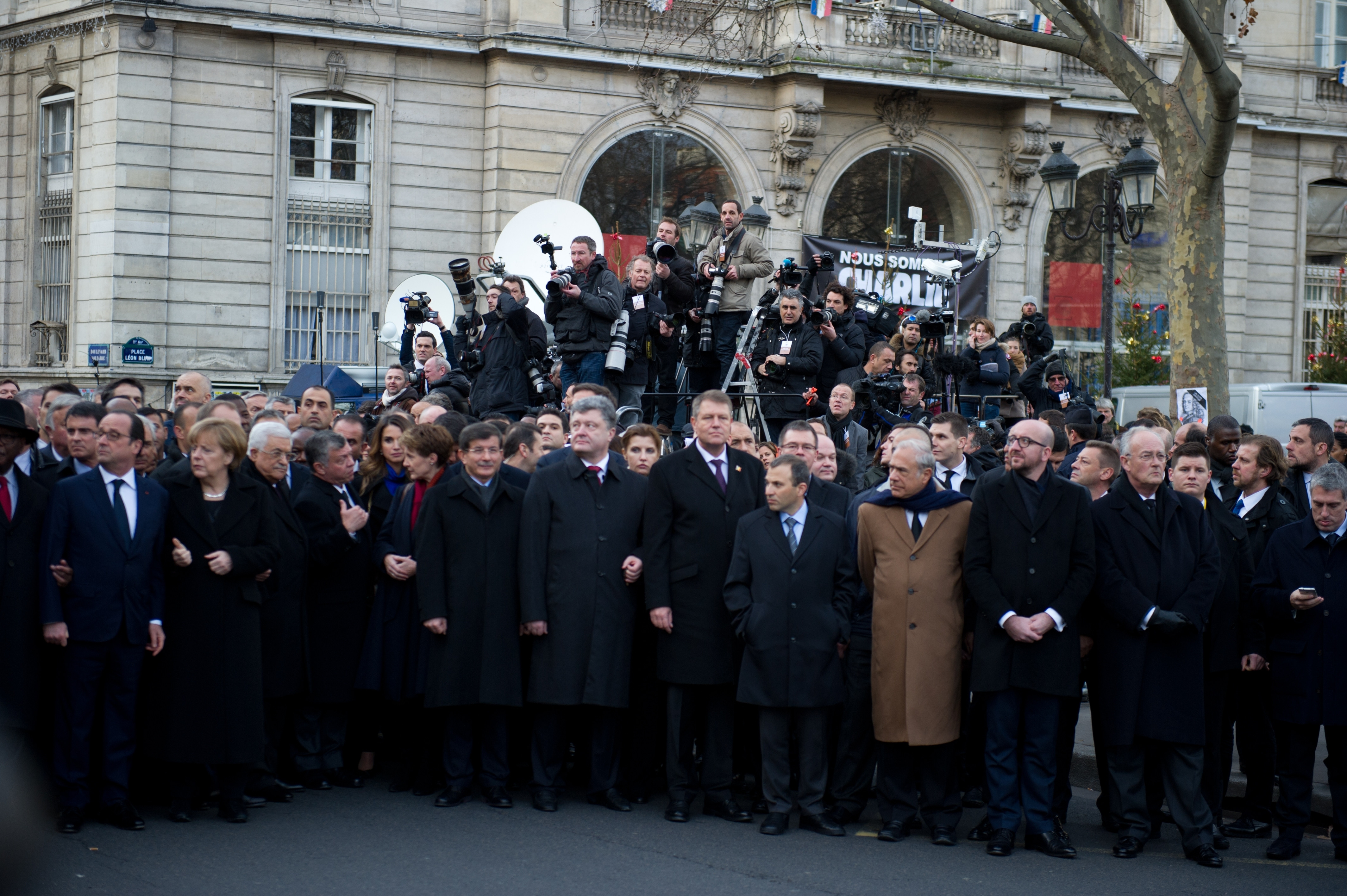 Culisele unei fotografii care a intrat in istorie. Barack Obama, marele absent de la marsul impotriva terorismului